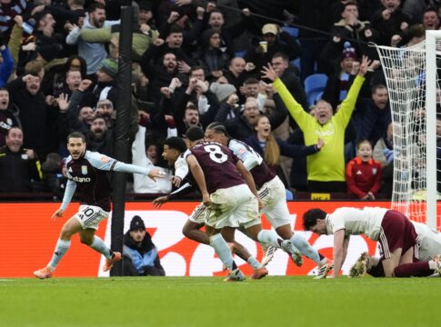 premier-league:-aston-villa-derrota-arsenal-com-gol-no-ultimo-minuto