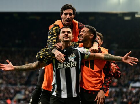 bruno-guimaraes-faz-golaco-olimpico-em-vitoria-do-newcastle