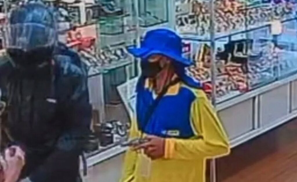 assaltantes-usam-uniforme-dos-correios-em-ataque-frustrado-a-joalheria