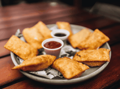 entrada-perfeita:-cestinha-de-pastel-crocante-com-tres-queijos