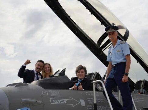 milei-acompanha-chegada-de-primeiros-cacas-f-16-na-argentina:-“anjos”