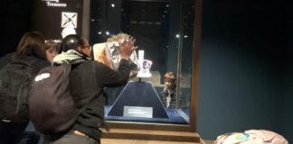 manifestantes-jogam-bolo-contra-vitrine-das-joias-da-coroa-em-londres