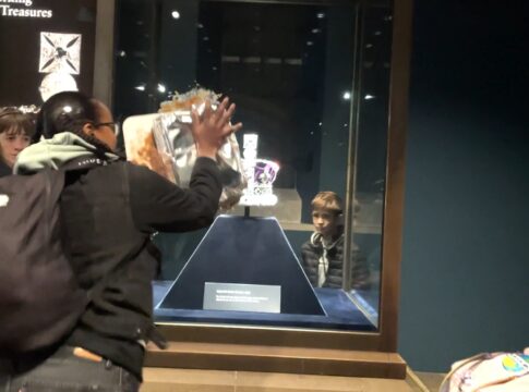 manifestantes-jogam-bolo-contra-vitrine-das-joias-da-coroa-em-londres