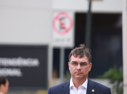 bolsonaro-escolhe-flavio-e-cria-dilema-para-caiado,-ratinho-jr.-e-zema