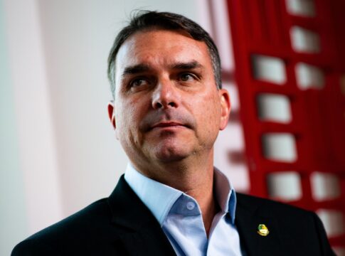 flavio-bolsonaro-parabeniza-carlos-pelo-aniversario:-“missao”.-video