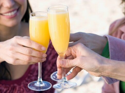como-fazer-a-mimosa:-drink-facil-para-brindar-o-fim-de-ano