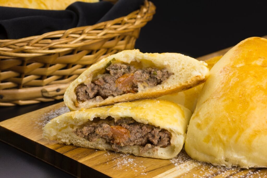 lanche-de-domingo:-aprenda-a-fazer-esfirra-fechada-de-carne