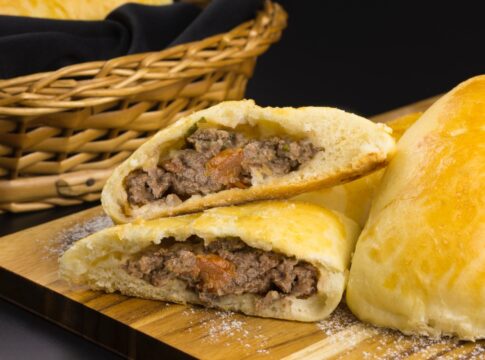 lanche-de-domingo:-aprenda-a-fazer-esfirra-fechada-de-carne