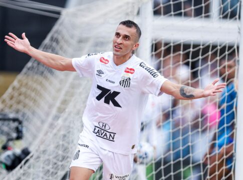 santos-vence-o-cruzeiro-e-se-classifica-para-a-sul-americana-de-2026