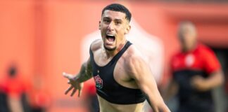 com-gol-de-baralhas,-vitoria-vence-sao-paulo-e-se-garante-na-serie-a