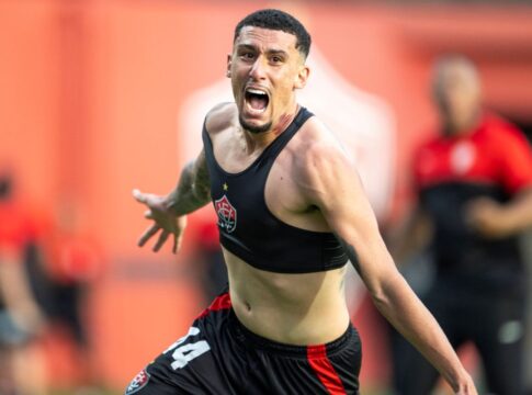 com-gol-de-baralhas,-vitoria-vence-sao-paulo-e-se-garante-na-serie-a