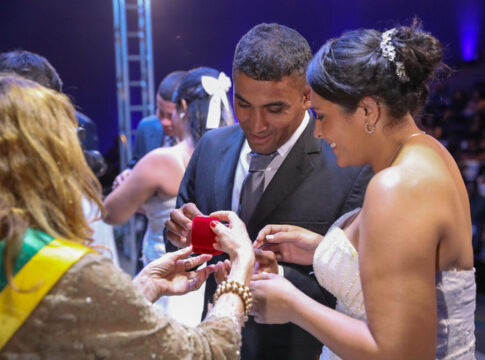 cem-casais-oficializam-a-uniao-na-4a-edicao-do-casamento-comunitario