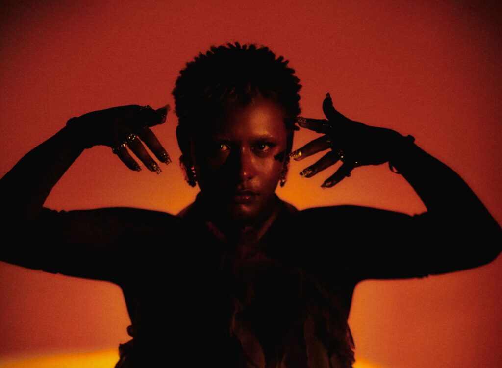 poesia-da-vulnerabilidade:-liniker-e-o-medo-da-solidao