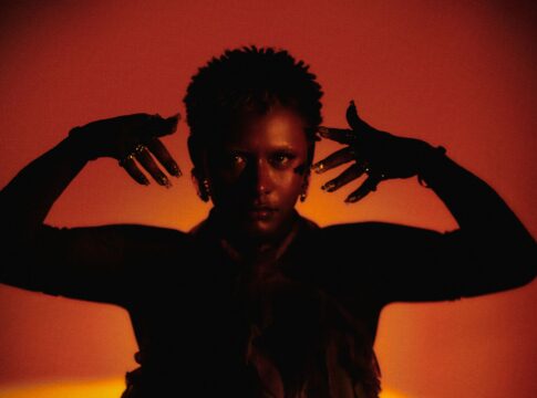 poesia-da-vulnerabilidade:-liniker-e-o-medo-da-solidao