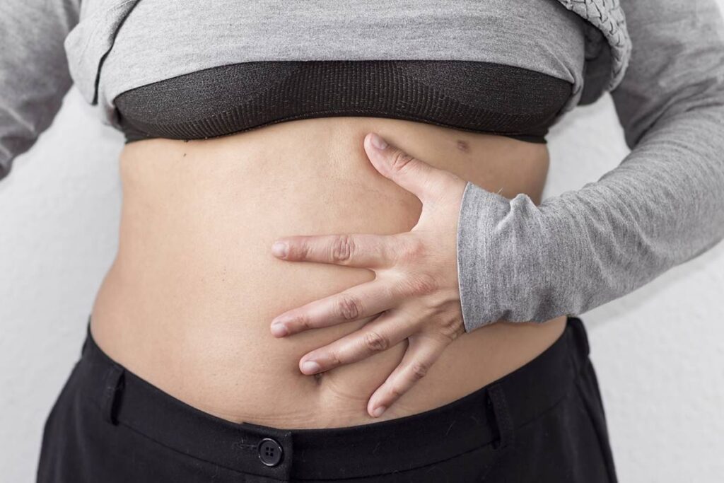 habito-comum-atrapalha-a-digestao-e-favorece-o-inchaco-abdominal