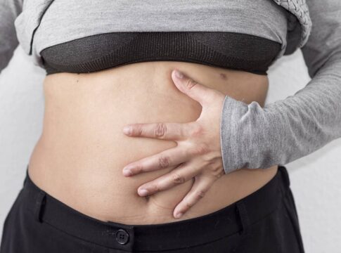 habito-comum-atrapalha-a-digestao-e-favorece-o-inchaco-abdominal