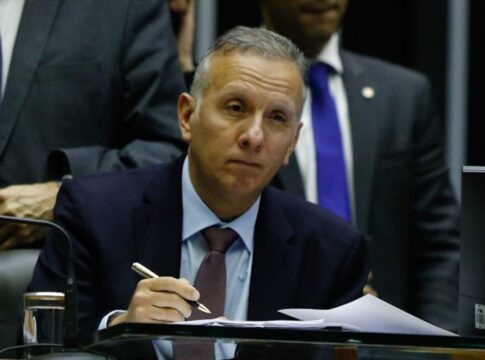 funcionaria-fantasma:-cobrado,-aguinaldo-ribeiro-ignorou-camara-4-vezes