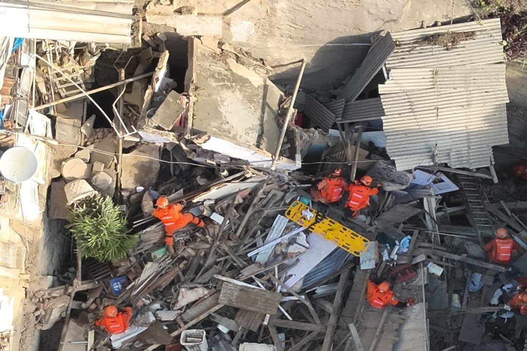 rio:-parte-de-sobrado-no-catete-desaba-e-deixa-ao-menos-16-feridos