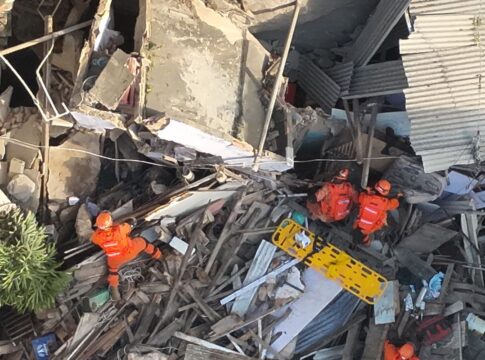 casarao-desaba-no-bairro-do-catete,-no-rio,-e-deixa-varios-feridos