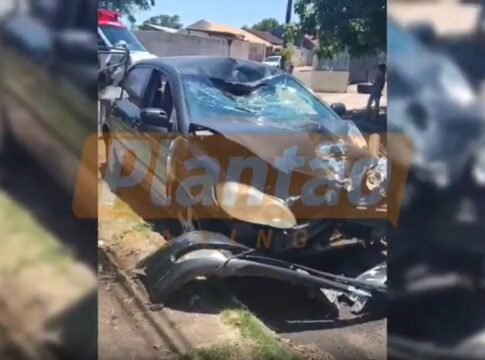 motociclista-sofre-ferimentos-graves-apos-colisao-que-destruiu-carro