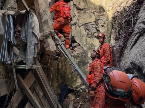 resgatadas-17-pessoas-de-casarao-que-desabou-no-rio