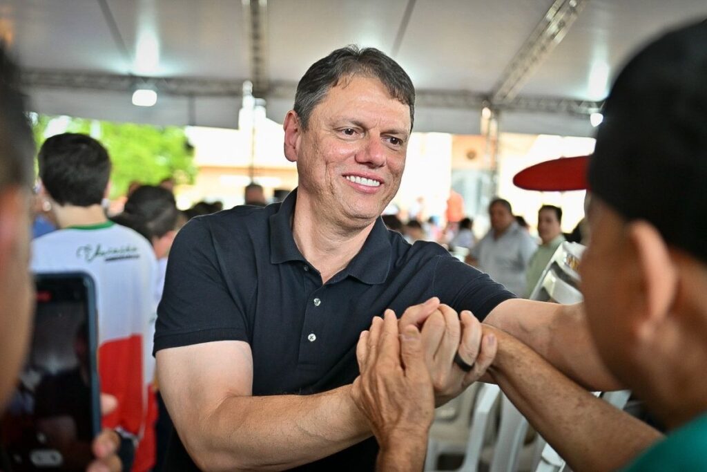 tarcisio-evita-imprensa-e-silencia-sobre-candidatura-de-flavio