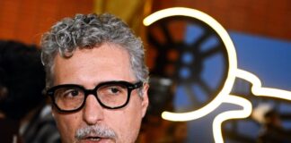 kleber-mendonca-filho-celebra-recorde-brasileiro-no-globo-de-ouro