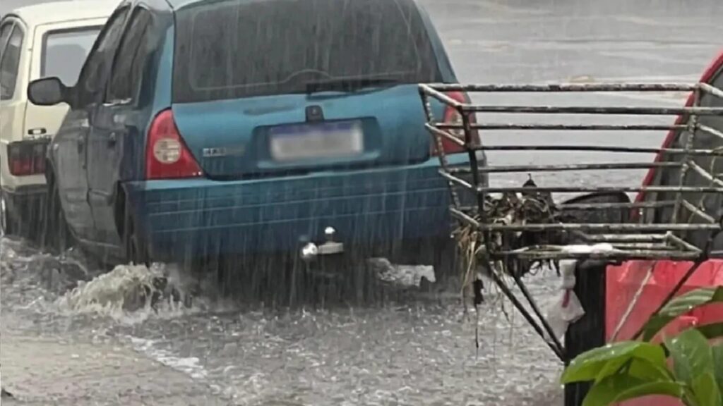 go:-moradores-ergueram-carro-para-resgatar-garota-presa-em-enxurrada