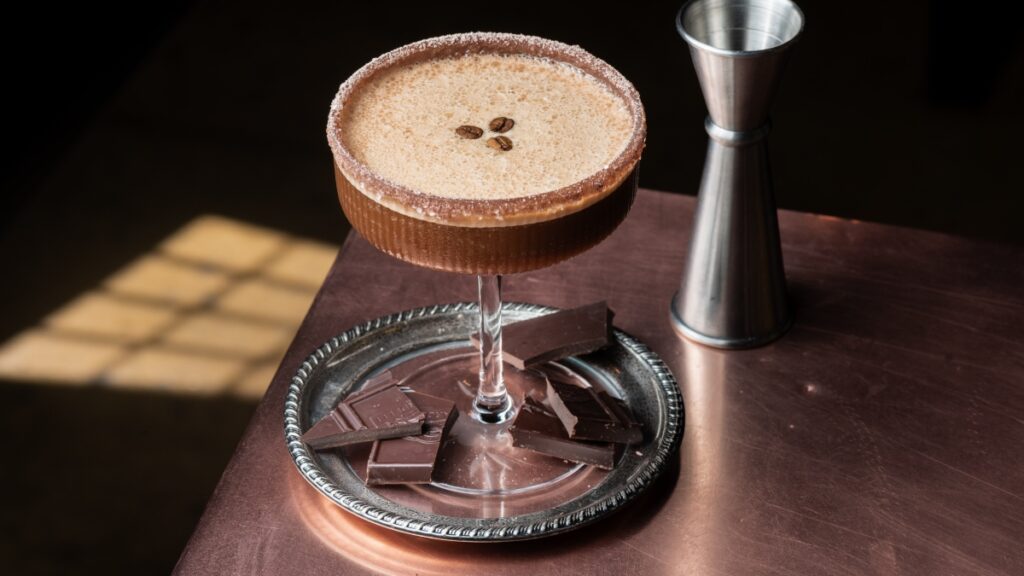 baileys-caseiro:-aprenda-a-fazer-o-licor-cremoso-para-servir-gelado