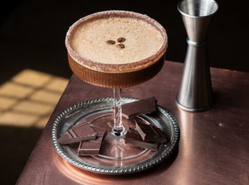 baileys-caseiro:-aprenda-a-fazer-o-licor-cremoso-para-servir-gelado