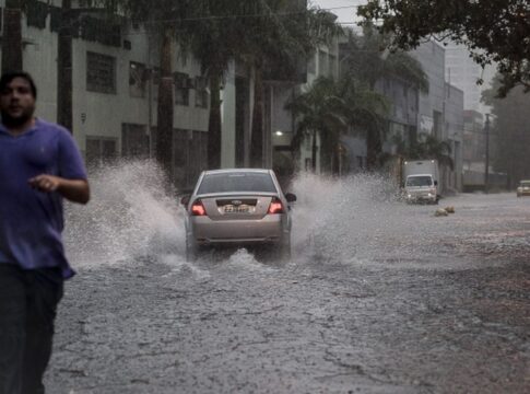 capital-paulista-entra-em-estado-de-atencao-com-chuva-e-alagamento