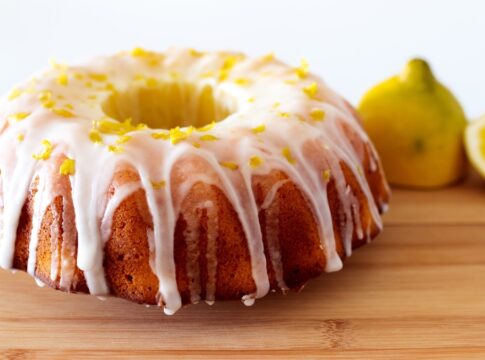 bolo-de-limao-fofinho-com-cobertura-cremosa;-confira-a-receita