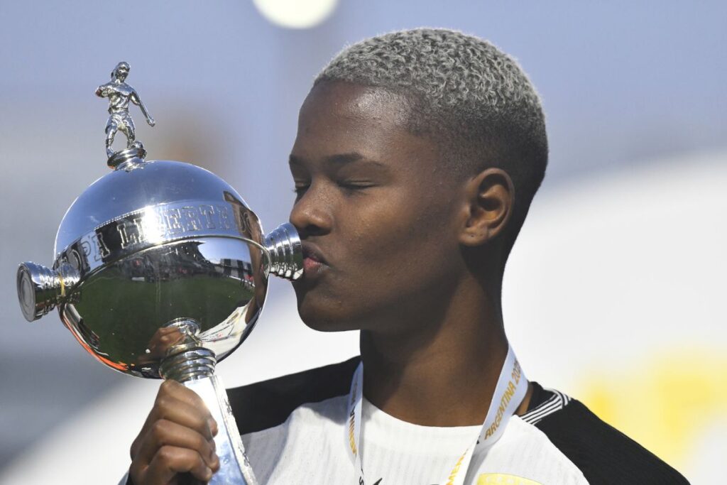 premio-revelacao-cbf-2025:-confira-a-vencedora-do-futebol-feminino