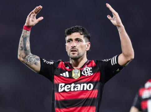 premio-brasileirao:-arrascaeta-e-eleito-o-melhor-jogador-pela-cbf