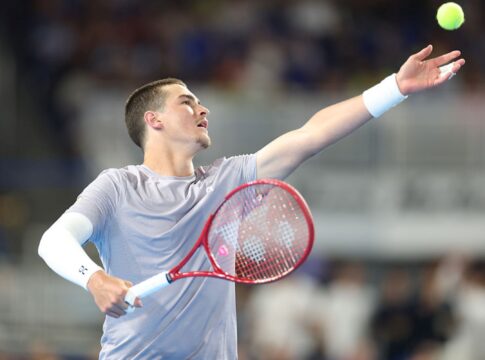 joao-fonseca-joga-bem,-mas-perde-no-tie-break-para-carlos-alcaraz