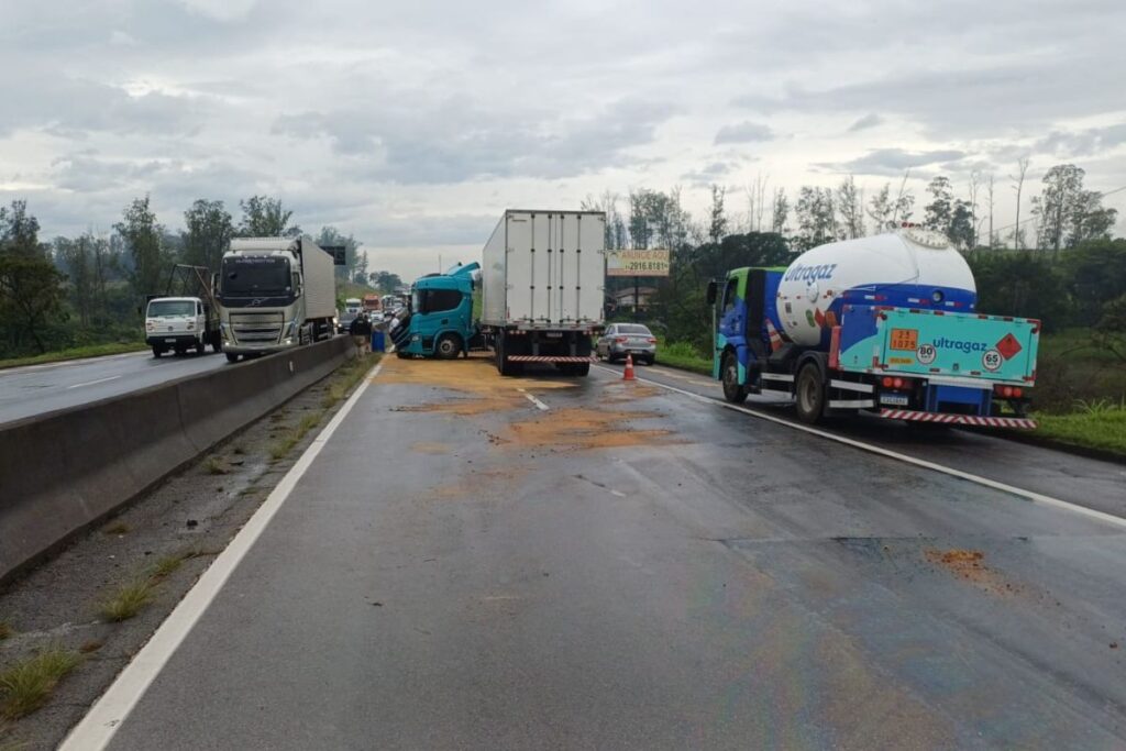 colisao-entre-carretas-deixa-um-ferido-e-interdita-a-dutra-em-sp