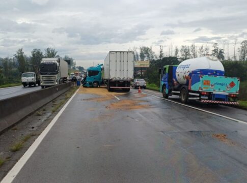 colisao-entre-carretas-deixa-um-ferido-e-interdita-a-dutra-em-sp