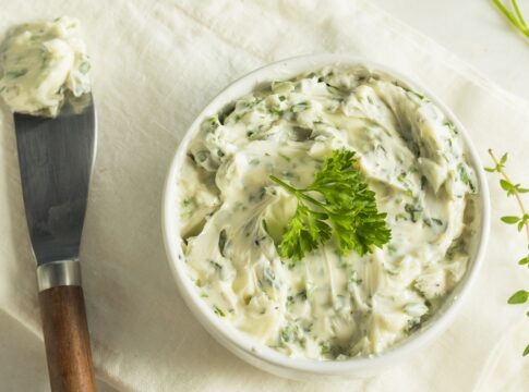 manteiga-temperada-caseira-e-ideal-para-realcar-carnes-e-paes