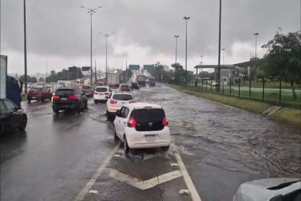 ciclone-em-sc:-rodovias-ficam-bloqueadas-apos-acumulo-de-agua