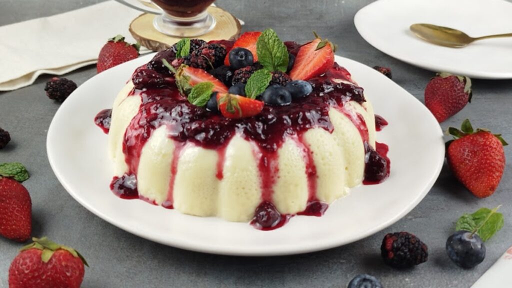 pudim-de-chocolate-branco-com-frutas-vermelhas-e-irresistivel