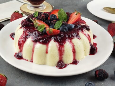 pudim-de-chocolate-branco-com-frutas-vermelhas-e-irresistivel