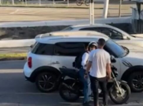 homem-sai-do-carro,-chuta-moto-e-arrasta-mulher-no-litoral-de-sp