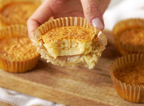 queijadinha-cremosa-e-dourada-e-uma-otima-escolha-para-o-cafe-da-tarde