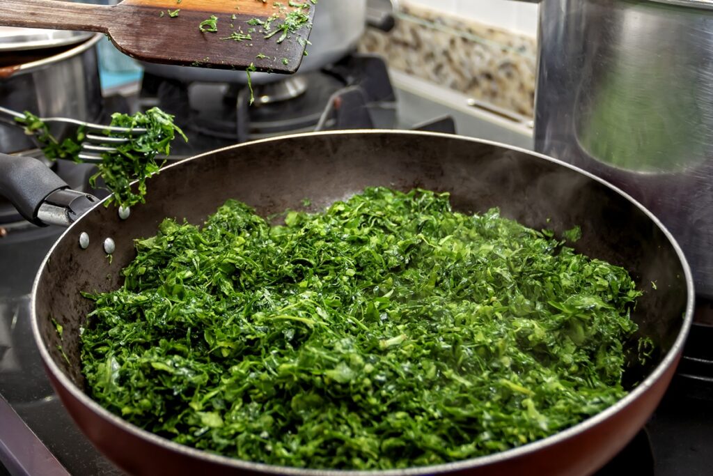 estudo-aponta-qual-ingrediente-comum-potencializa-beneficios-da-couve