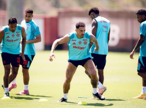 jogadores-do-flamengo-projetam-estreia-na-copa-intercontinental.-veja