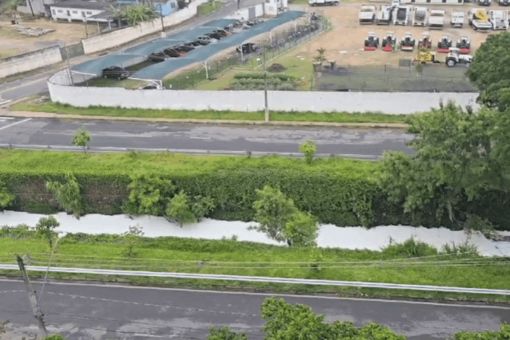 produto-quimico-vaza-em-corrego-e-agua-fica-tingida-de-branco-em-sp
