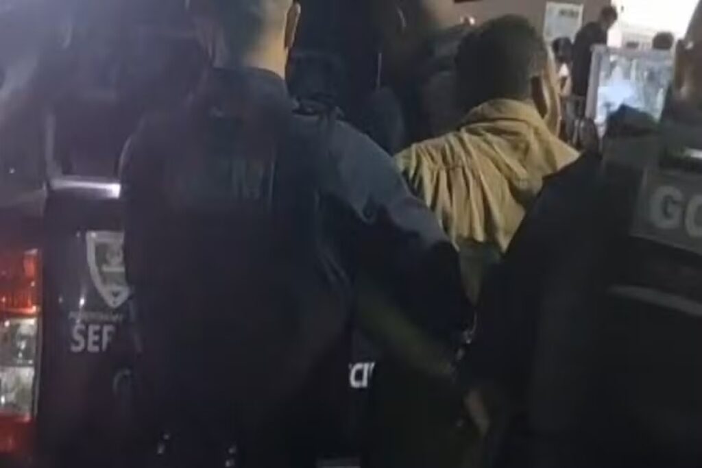 ataque-em-igreja:-fiel-invade-altar-e-agride-padre-com-biblia