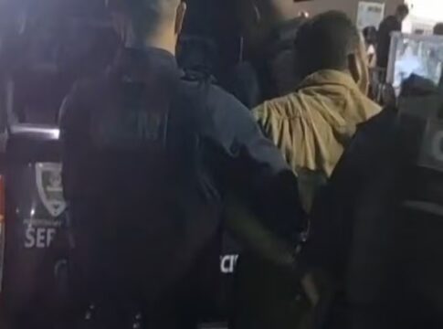 ataque-em-igreja:-fiel-invade-altar-e-agride-padre-com-biblia