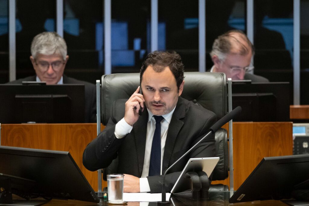 glauber-braga-e-retirado-a-forca-do-plenario-da-camara