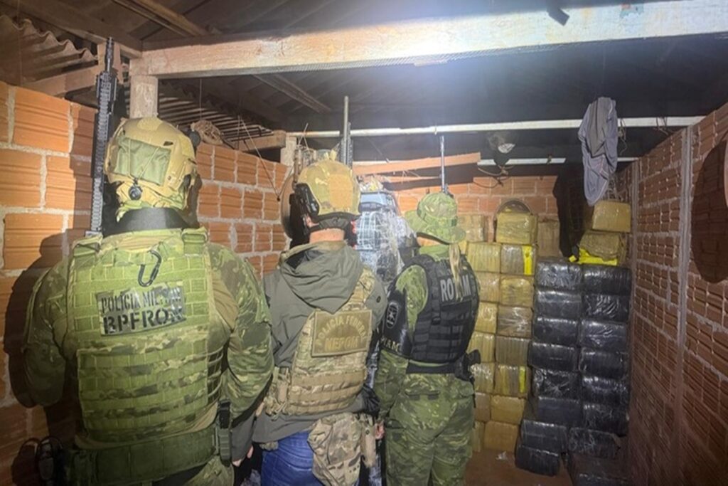 prejuizo-ao-trafico:-pf-e-pmpr-apreendem-toneladas-de-maconha-e-fuzis